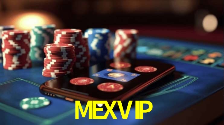 Escena dinámica inspirada en casino con iluminación MEXVIP, cartas, fichas e íconos de juegos digitales en un espacio moderno de juegos.